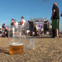 2025-re tűnhet el a fesztiválokról a műanyag pohár és a sörösdoboz