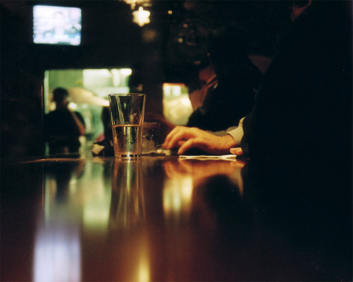 Одинокий человек в баре